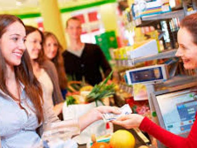 Продавець в магазин європродуктів.